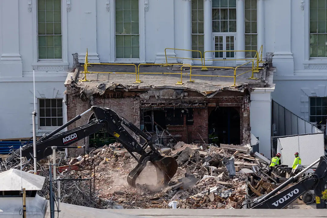 Under the Shovel: Trump’s Expanding White House Ballroom Evolves into a Modern Fortress